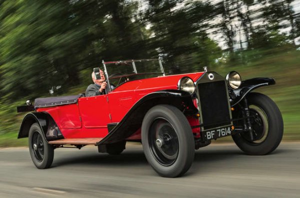 Lancia Lambda минава за една от най-модерните коли от 20-те години на миналия век. Той е пионер в използването на носеща единна каросерия и независимо предно окачване. И е сред първите автомобили, които използват спирачки на четирите колела. 

Развивайки се стабилно през осемгодишния си живот, на Bertone е възложено да проектира осмата серия Lambda, която става най-популярната.

Задвижван от лек и компактен двигател V4 мотор с горна камера, с работен обем 2569cc, Lambda се справи и работеше като никой друг  автомобил от оная епоха.
